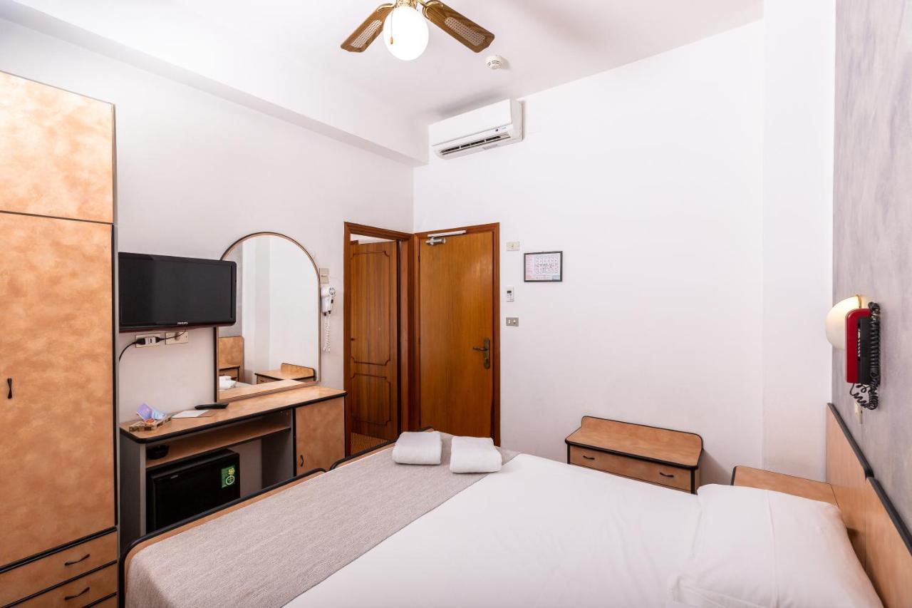 Hotel Albatros Rimini Buitenkant foto